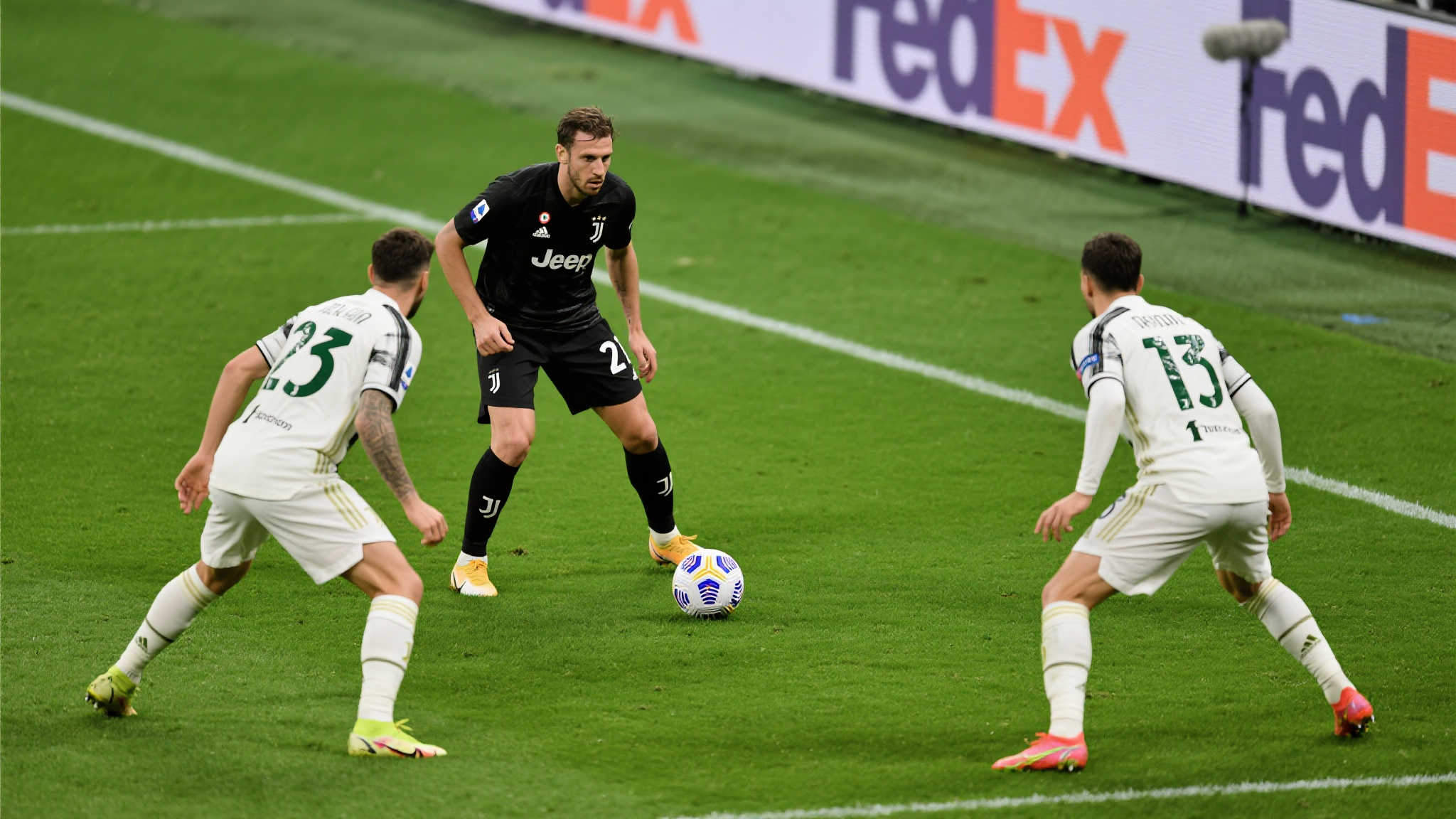 西蒙尼:巴黎上次表现更出色,我们需全力以赴抓住机会 优化防守端专注力 :特别是在针对快速渗透型进攻时,